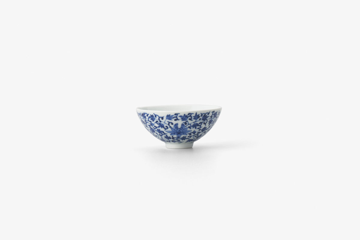染付花唐草 平盃（深） 染付花唐草 平盃（深）